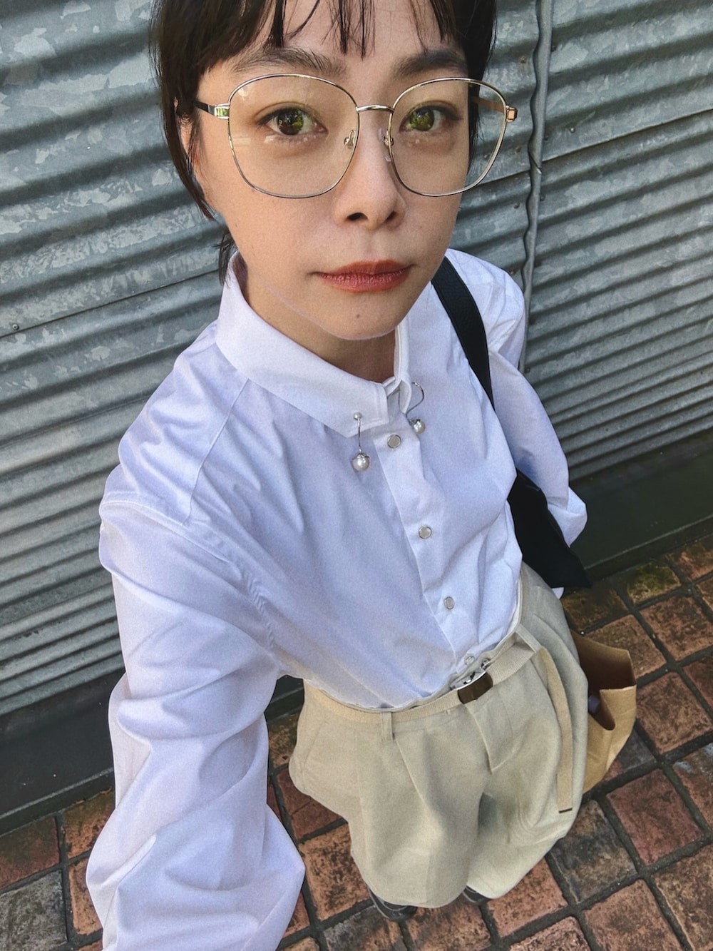 グリーン系のその他パンツ、ホワイト系のシャツ/ブラウス、ブラック系のバッグを着用したレディースの秋コーディネートの2枚目の写真