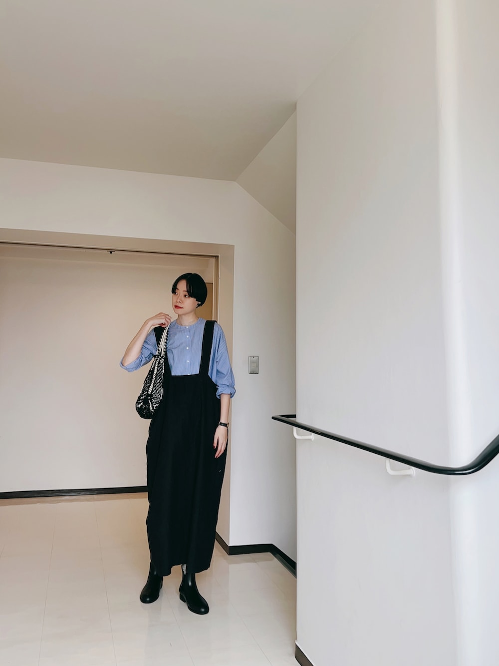 「秋服、シンプル、シャツスタイル、シャツ、シャツコーデ、ストライプシャツ、ストライプ、キレイめカジュアル、レインブーツ、conges payes、秋コーデ、シンプルコーデ、ナチュラル、ママコーデ、雨の日コーデ」|「conges payes ADIEU TRISTESSEのKanocoさんコラボレーションシャツ(シャツ/ブラウス、ブルー系)」を使った、Kanocoさん(レディース・170cm)の秋コーディネートの3枚目の写真