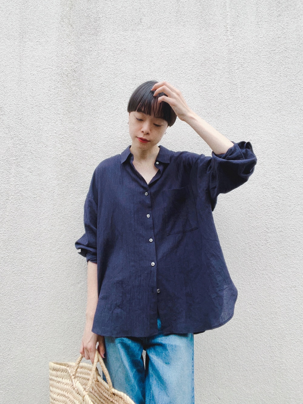 ブルー系のシャツ/ブラウス、ブルー系のデニムパンツ、ブラウン系のサンダルを着用したレディースの夏コーディネートの2枚目の写真