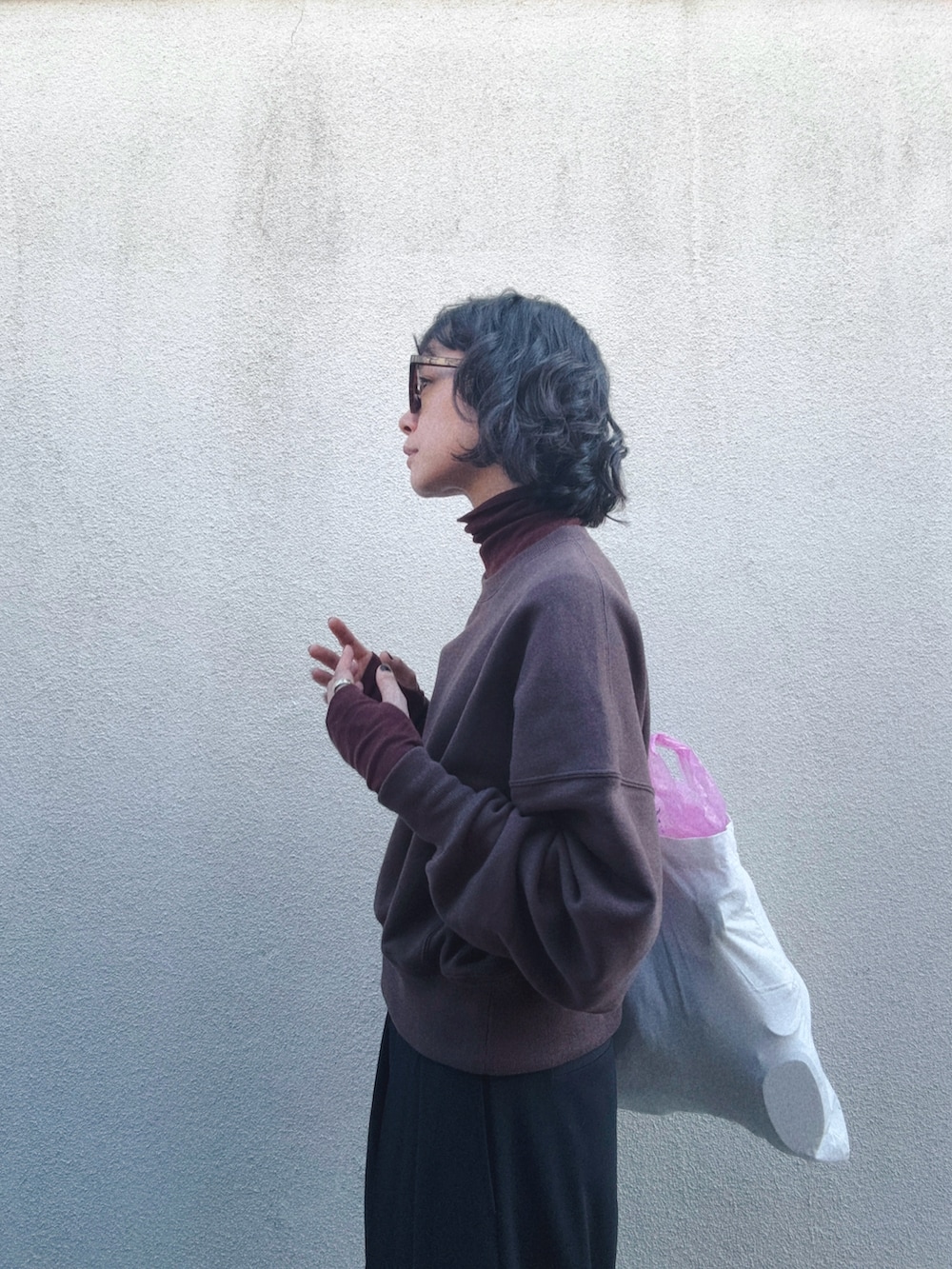 その他のスウェット、その他のTシャツ/カットソー、ブラック系のその他パンツを着用したレディースの秋コーディネートの4枚目の写真