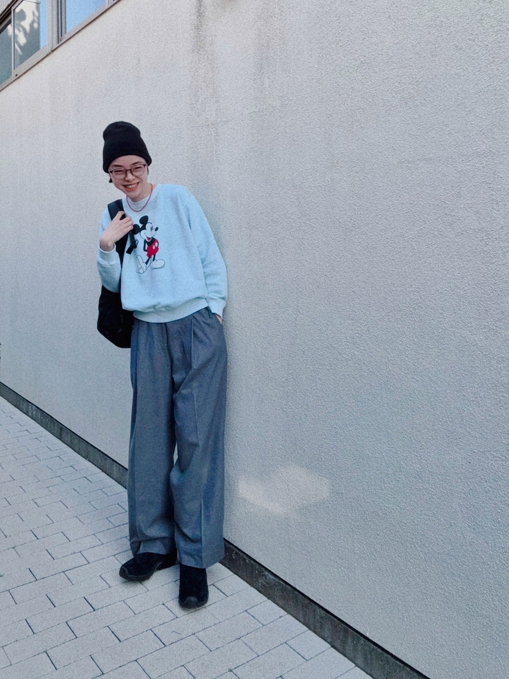 グレー系のその他パンツ、ブルー系のスウェット、ブラック系のスリッポンを着用したレディースの春コーディネートの2枚目の写真