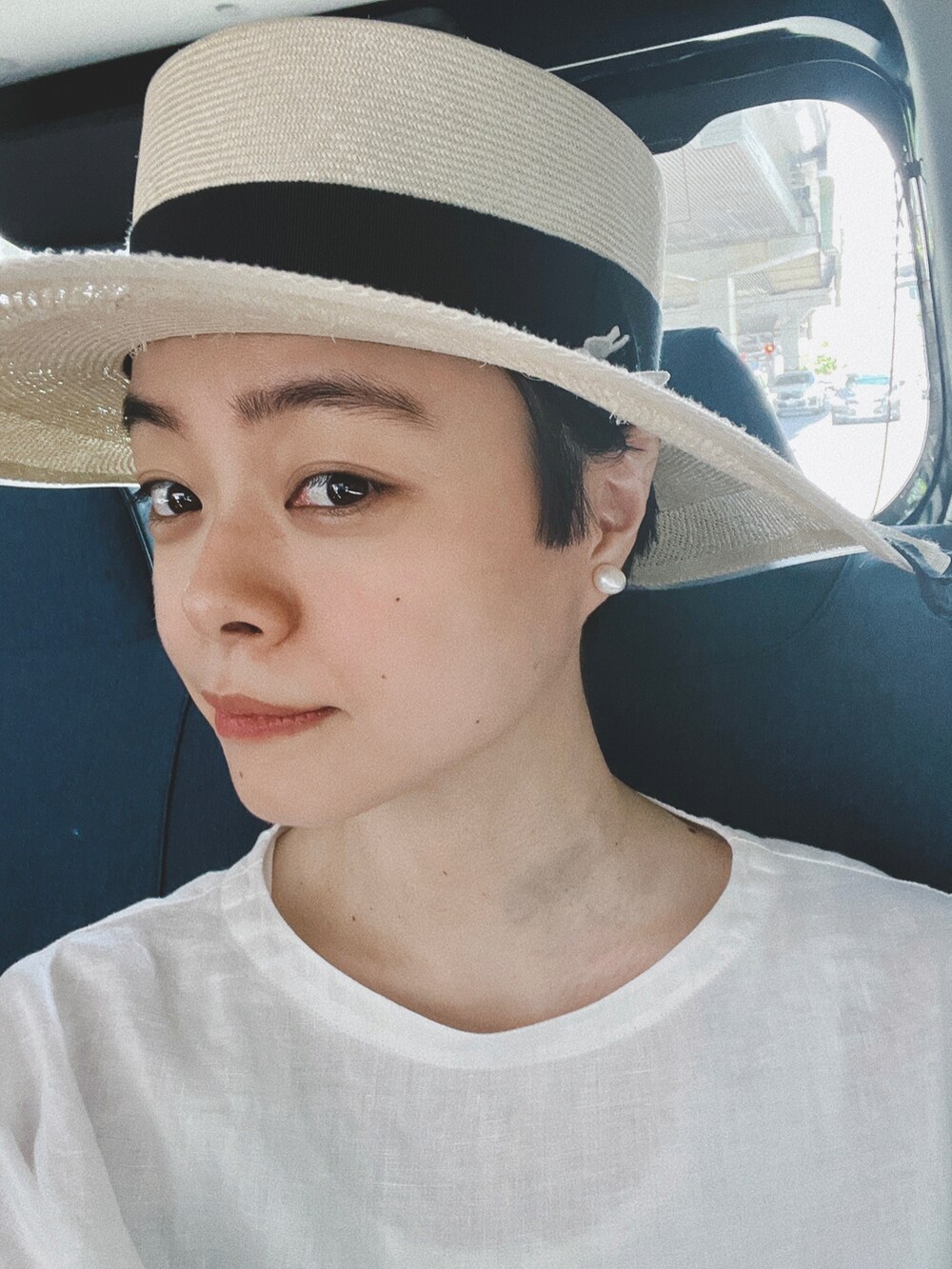 ホワイト系のシャツ/ブラウス、ホワイト系のその他パンツ、シルバー系のバッグを着用したレディースの夏コーディネートの2枚目の写真