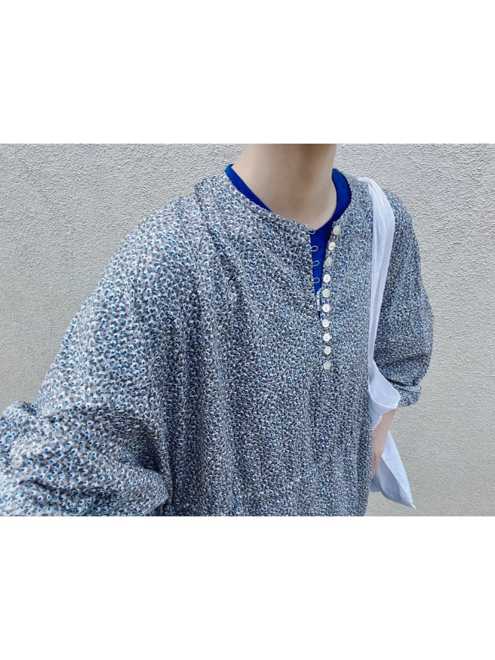 ブルー系のワンピース/ドレス、シルバー系のサンダルを着用したレディースの夏コーディネートの3枚目の写真