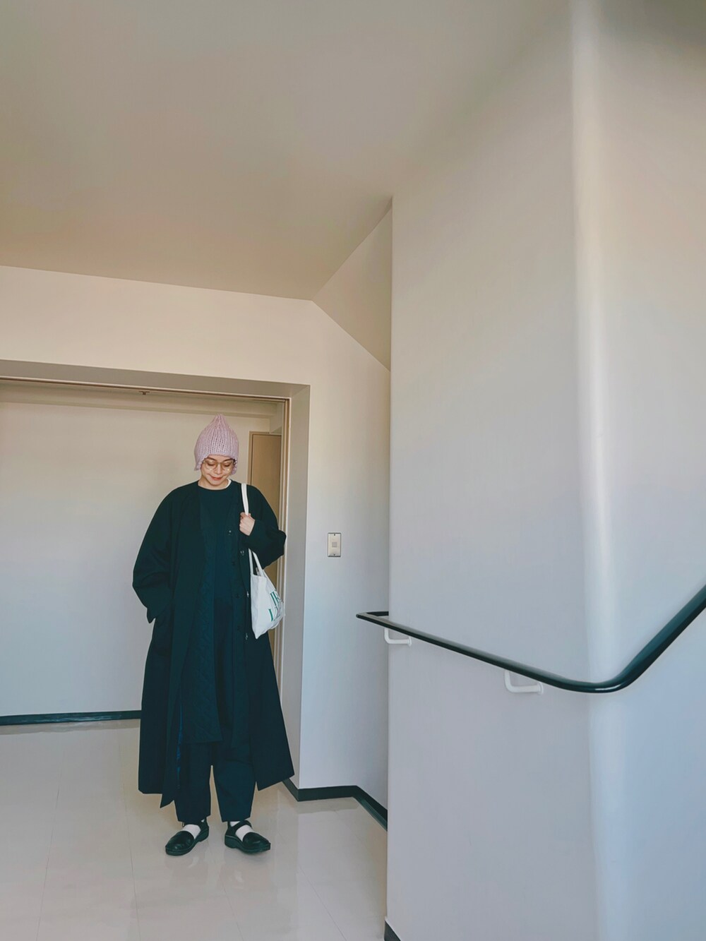 ホワイト系のトートバッグ、ブルー系のジャケット/アウター、ブルー系のスウェットを着用したレディースの秋コーディネートの2枚目の写真