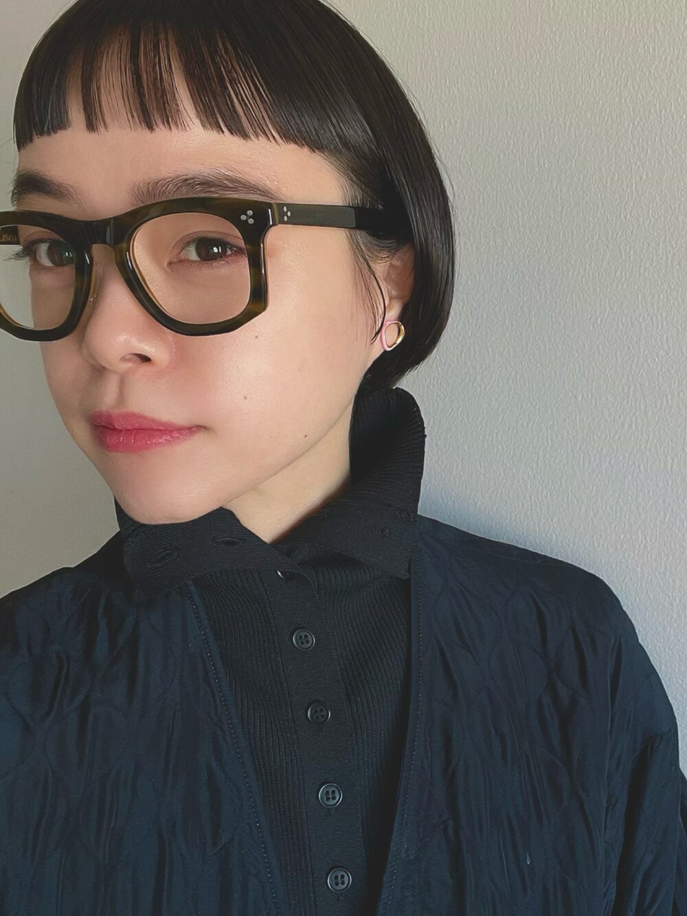 ブラック系のワンピース、ホワイト系のトートバッグ、ブラック系のジャケット/アウターを着用したレディースの秋コーディネートの2枚目の写真