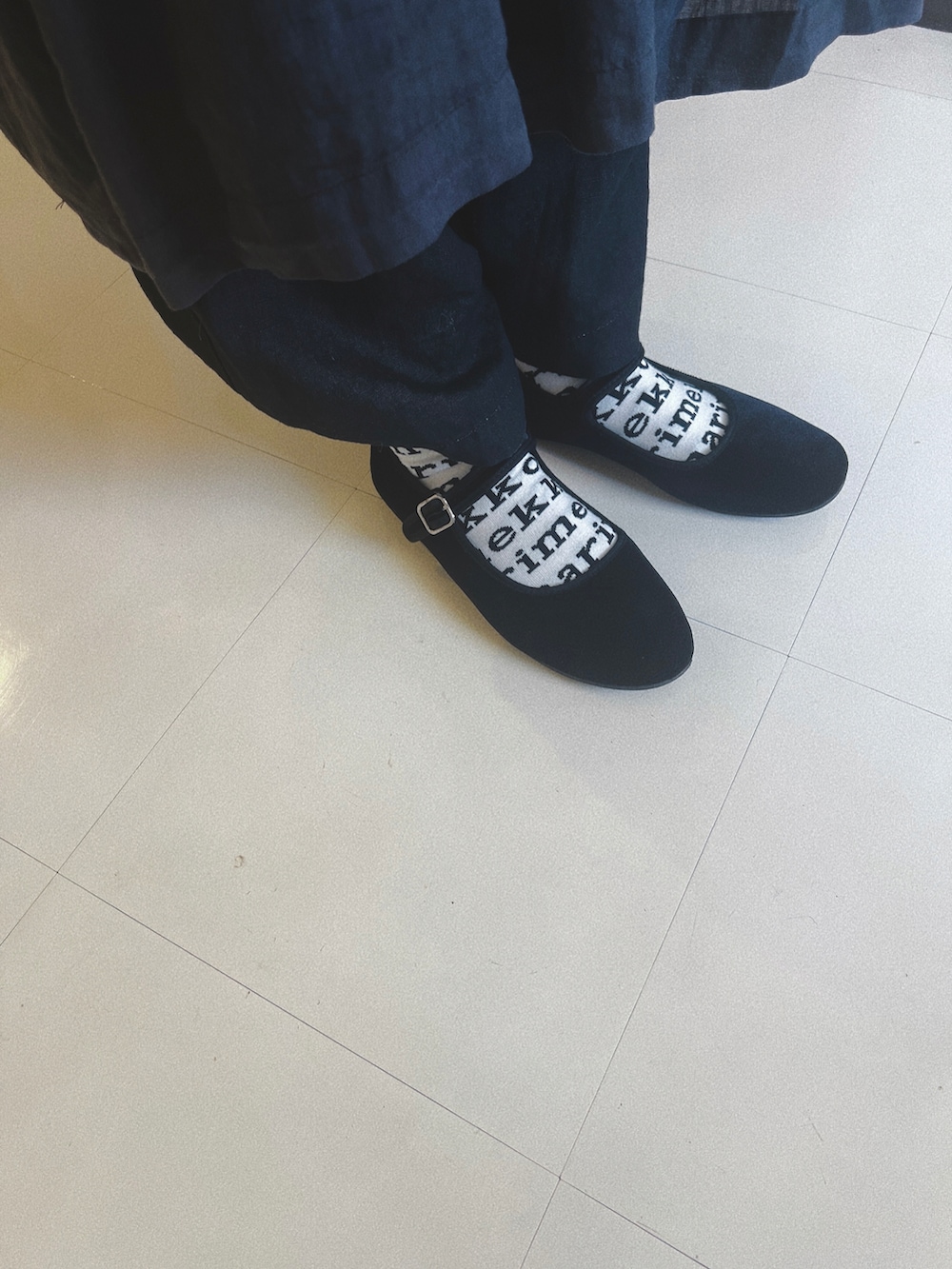 ブラック系のワンピース/ドレス、ブラック系のその他パンツ、ブラック系のバレエシューズを着用したレディースの秋コーディネートの2枚目の写真