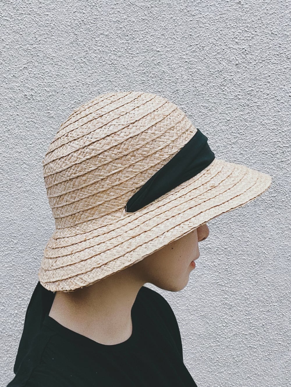 ブラック系のワンピース/ドレス、ブラック系のバッグ、ブラック系のその他パンツを着用したレディースの夏コーディネートの2枚目の写真