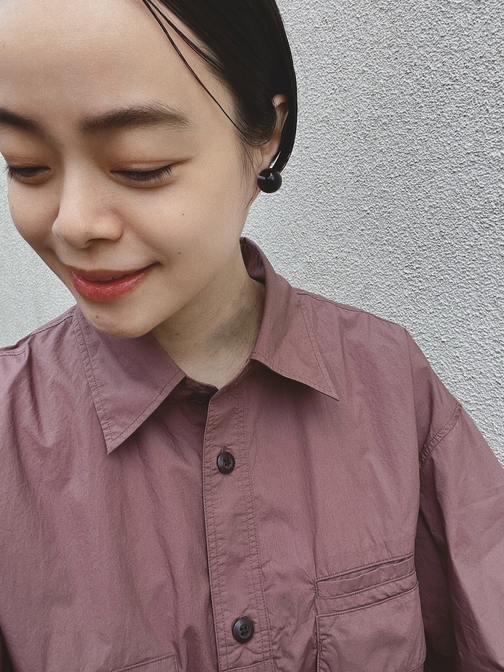 パープル系のシャツ/ブラウス、ブラック系のその他パンツ、ブラック系のサンダルを着用したレディースの春コーディネートの2枚目の写真