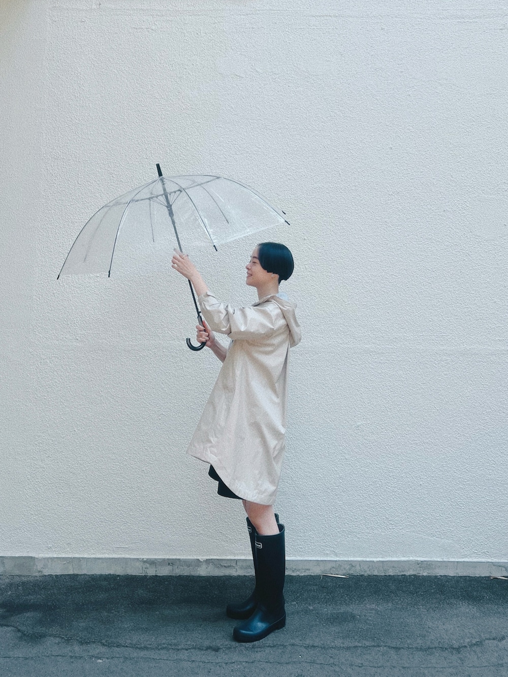 「夏コーデ、梅雨コーデ、雨の日コーデ、レインコート、レインブーツ、長靴、カジュアル、ハーフパンツ、カジュアルコーデ、短パン、黒、シンプル、ママコーデ」｜「Columbiaのウィメンズジプシーバーズロングジャケット（ナイロンジャケット、ベージュ系）」を使った、Kanocoさん（レディース・170cm）の夏コーディネートの2枚目の写真