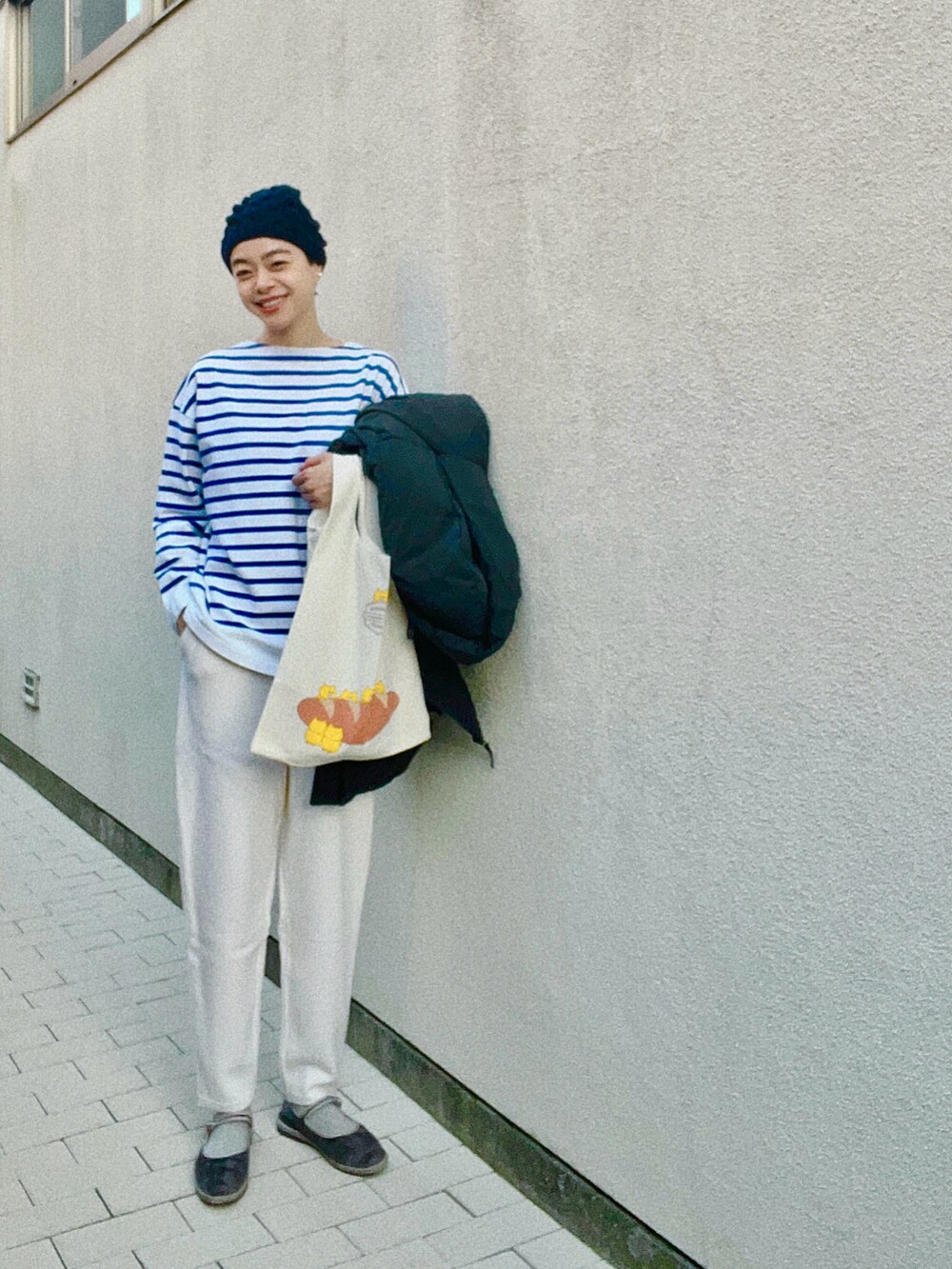 ブルー系のTシャツ/カットソー、ホワイト系のパンツ、グレー系のシューズを着用したレディースの冬コーディネートの2枚目の写真