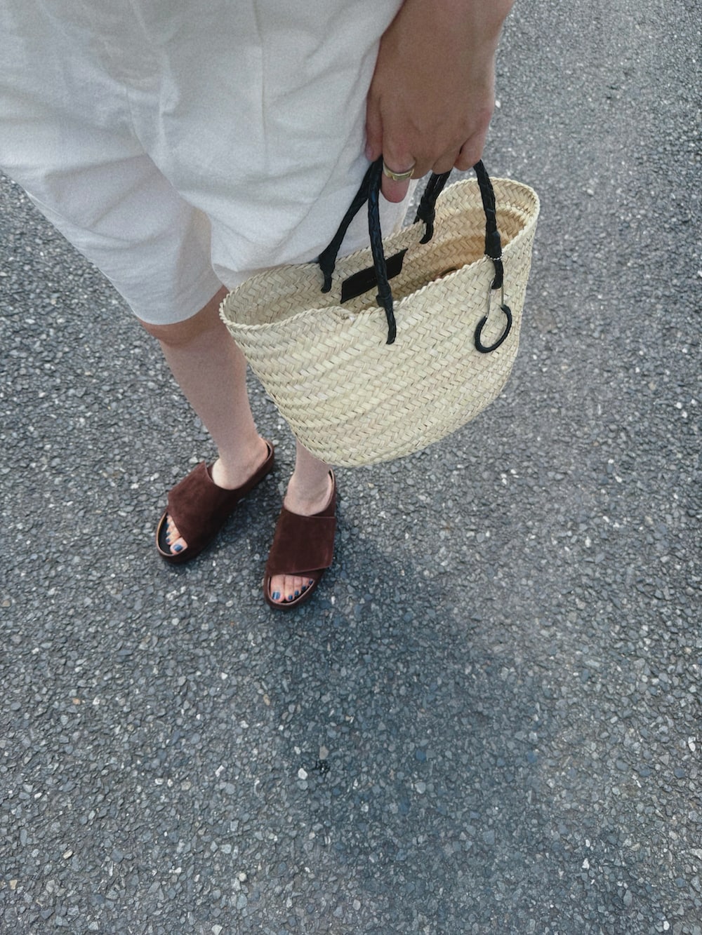 ブラウン系のサンダル、ホワイト系のその他パンツ、ベージュ系のシャツ/ブラウスを着用したレディースの夏コーディネートの4枚目の写真