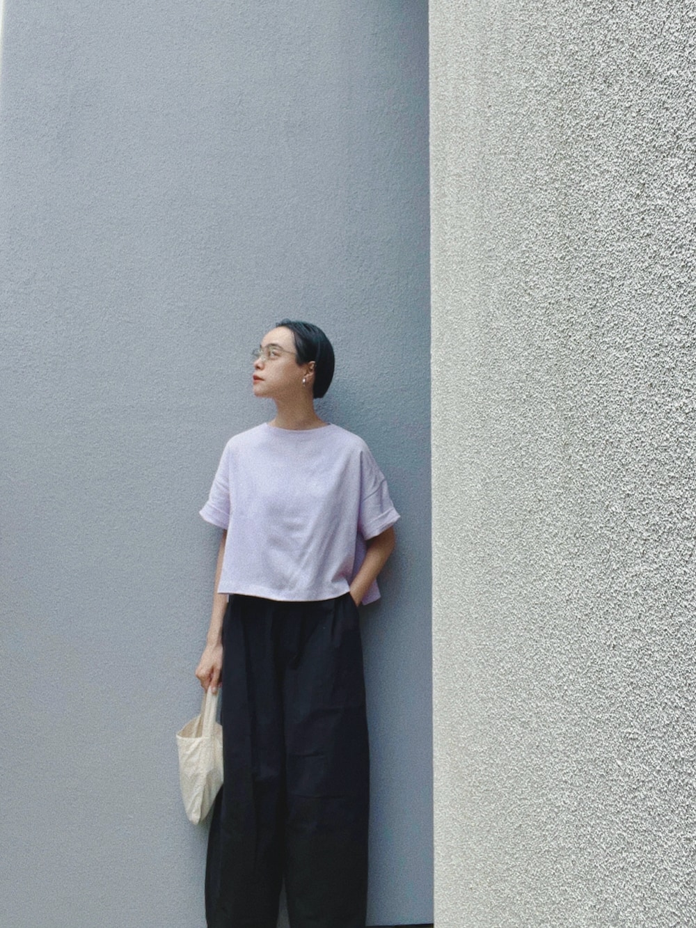 その他のTシャツ/カットソー、ブラック系のその他パンツを着用したレディースの夏コーディネートの2枚目の写真