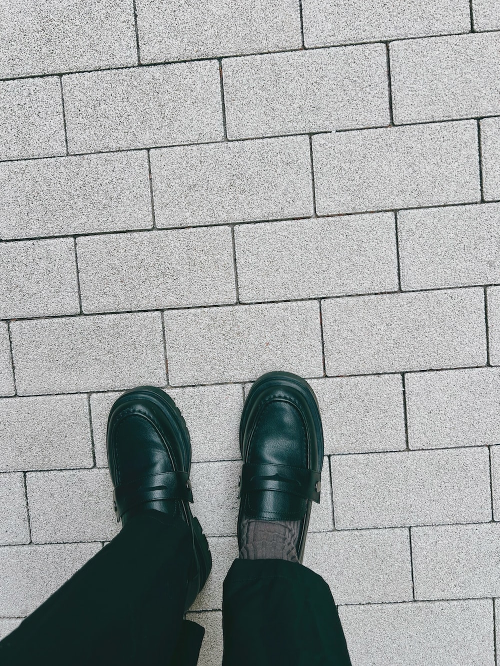 ブラック系のパンプス、ブラック系のその他パンツ、ホワイト系のTシャツ/カットソーを着用したレディースの秋コーディネートの4枚目の写真