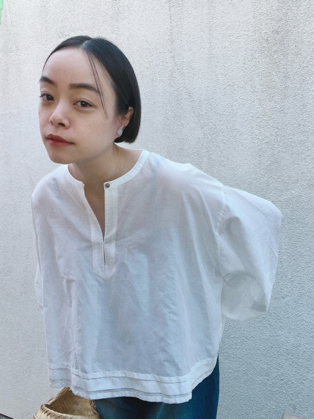 その他のシャツ/ブラウス、ブルー系のデニムパンツ、ブラック系のサンダルを着用したレディースの春コーディネートの2枚目の写真