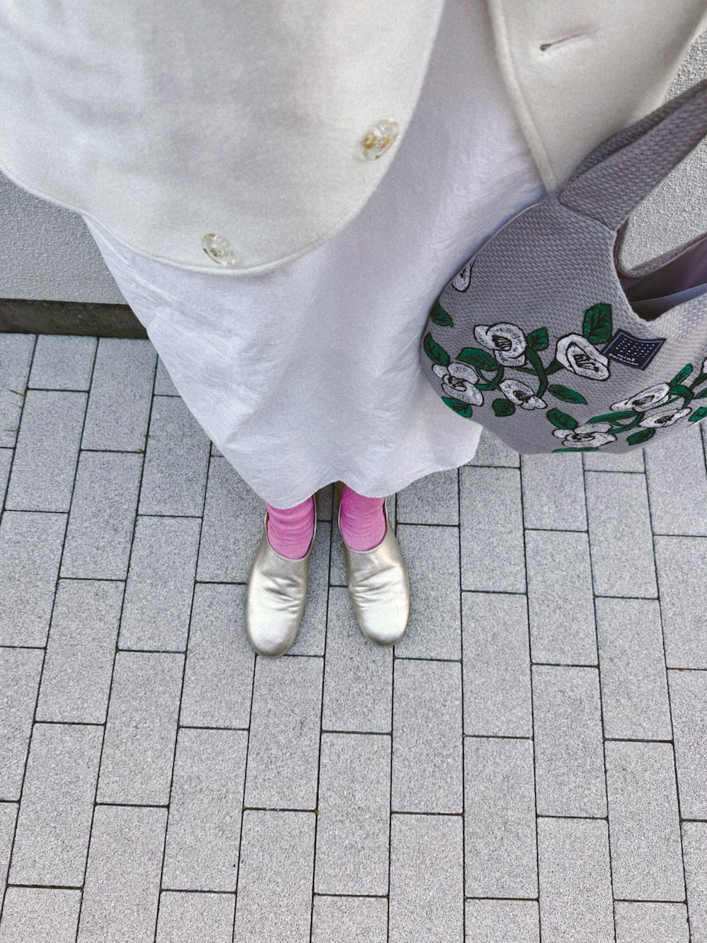 ホワイト系のジャケット/アウター、ホワイト系のワンピース/ドレス、ベージュ系のバッグを着用したレディースの冬コーディネートの3枚目の写真