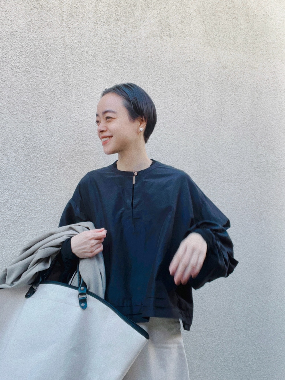 その他のシャツ/ブラウス、ホワイト系のパンツ、ホワイト系のバッグを着用したレディースの春コーディネートの2枚目の写真