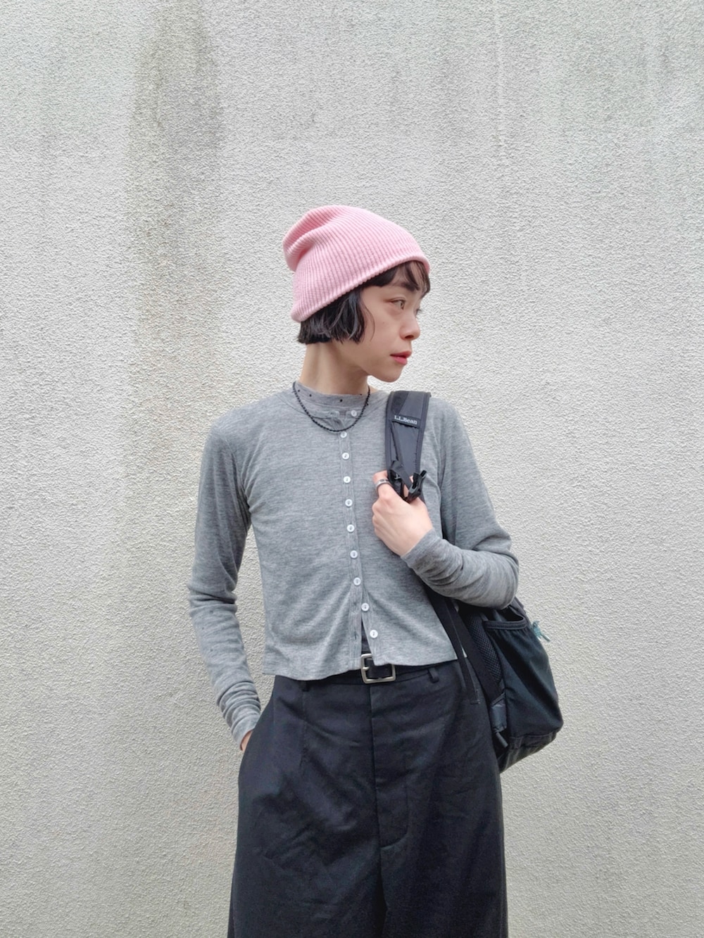 グレー系のスニーカー、ブラック系のその他パンツ、グレー系のカーディガン/ボレロを着用したレディースの春コーディネートの3枚目の写真