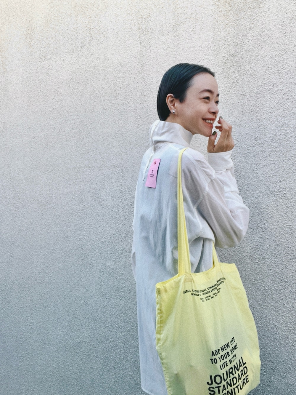 ホワイト系のシャツ/ブラウス、イエロー系のトートバッグ、ブラック系のスカートを着用したレディースの秋コーディネートの3枚目の写真