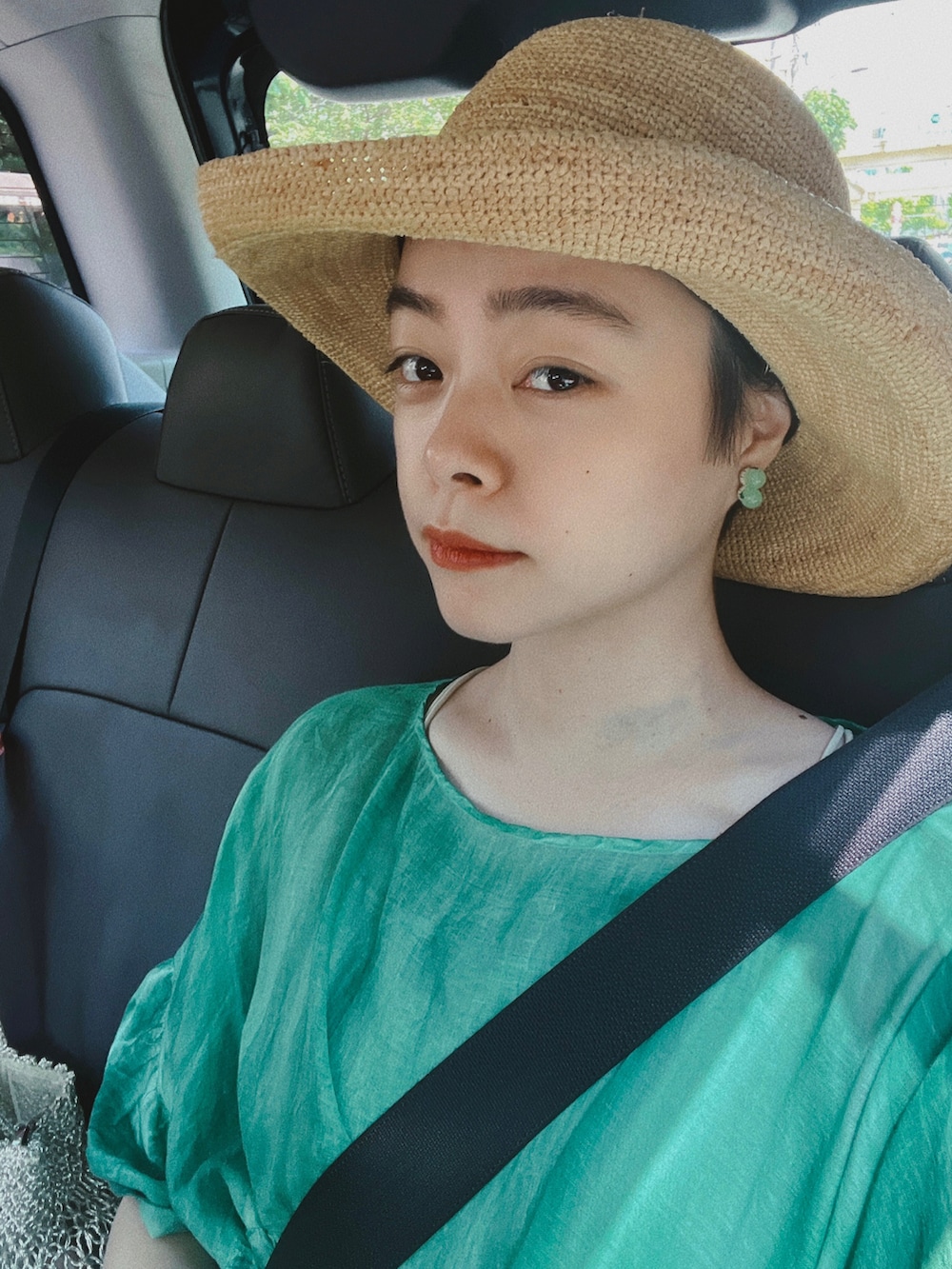 グリーン系のシャツ/ブラウス、シルバー系のかごバッグ、ホワイト系のその他パンツを着用したレディースの夏コーディネートの2枚目の写真