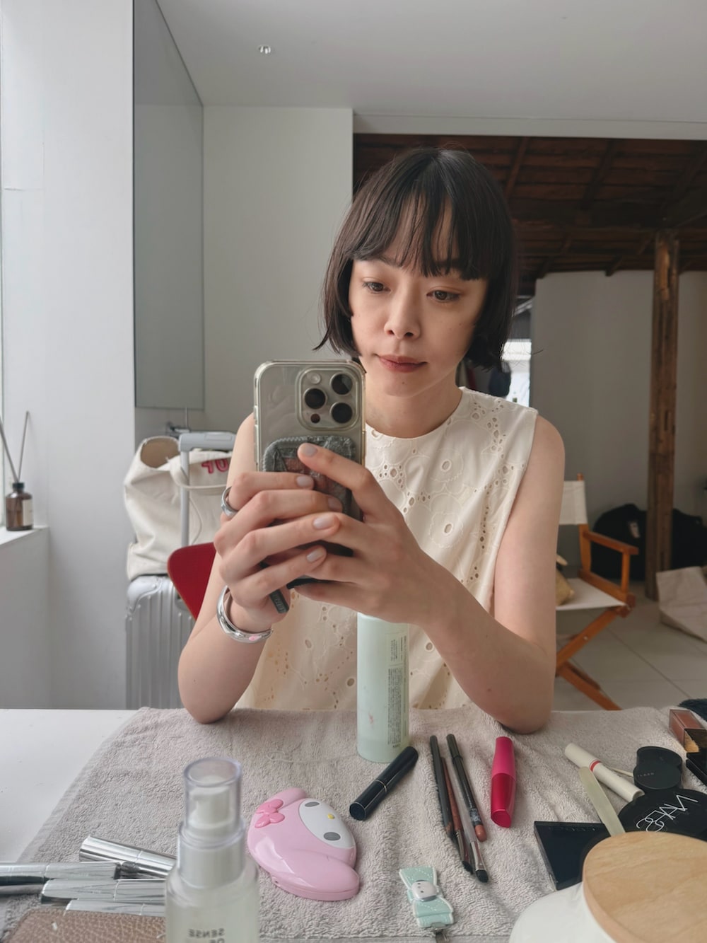ホワイト系のワンピース、ベージュ系のかごバッグ、ブラック系のサンダルを着用したレディースの夏コーディネートの2枚目の写真