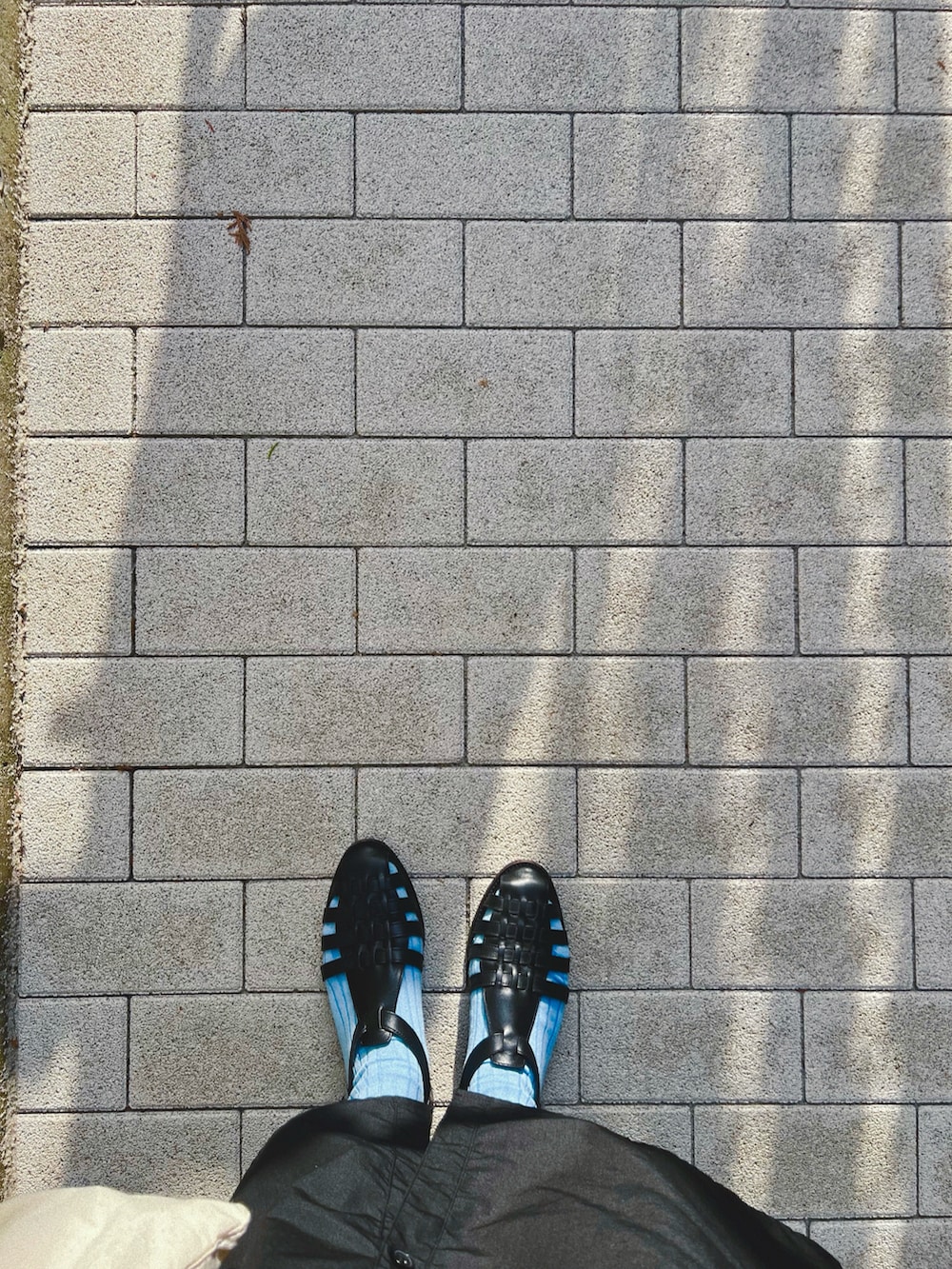 ブラック系のジャケット/アウター、ブラック系のシャツワンピース、ブラック系のサンダルを着用したレディースの春コーディネートの3枚目の写真