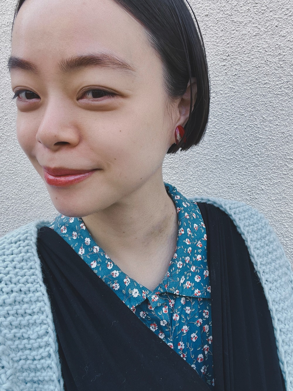 ブルー系のカーディガン/ボレロ、グリーン系のオールインワン・サロペット、シルバー系のシューズを着用したレディースの春コーディネートの2枚目の写真