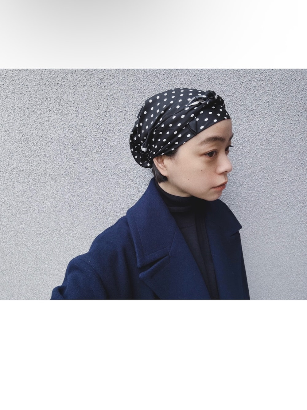 ブルー系のデニムパンツ、ブルー系のその他アウター、ブルー系のニット/セーターを着用したレディースの冬コーディネートの2枚目の写真