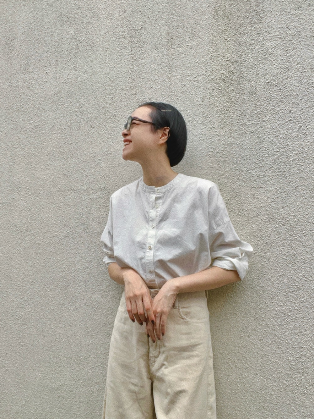 ホワイト系のシャツ/ブラウス、ホワイト系のその他パンツ、ブラック系のドレスシューズを着用したレディースの秋コーディネートの2枚目の写真