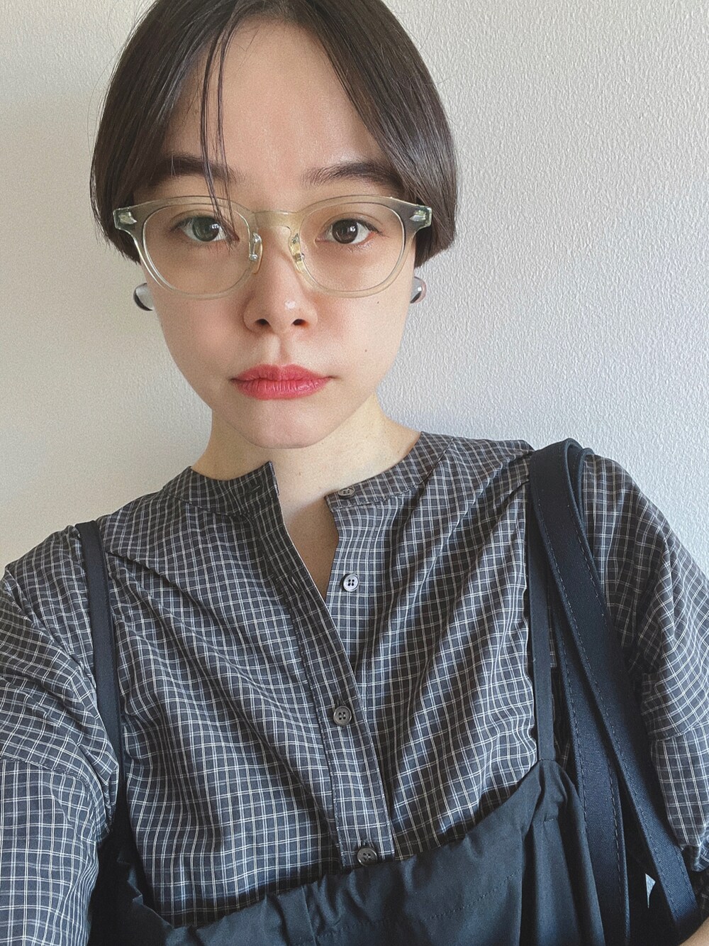 ブラック系のシャツ/ブラウス、ブラック系のオールインワン・サロペット、ブラック系のバッグを着用したレディースの秋コーディネートの2枚目の写真