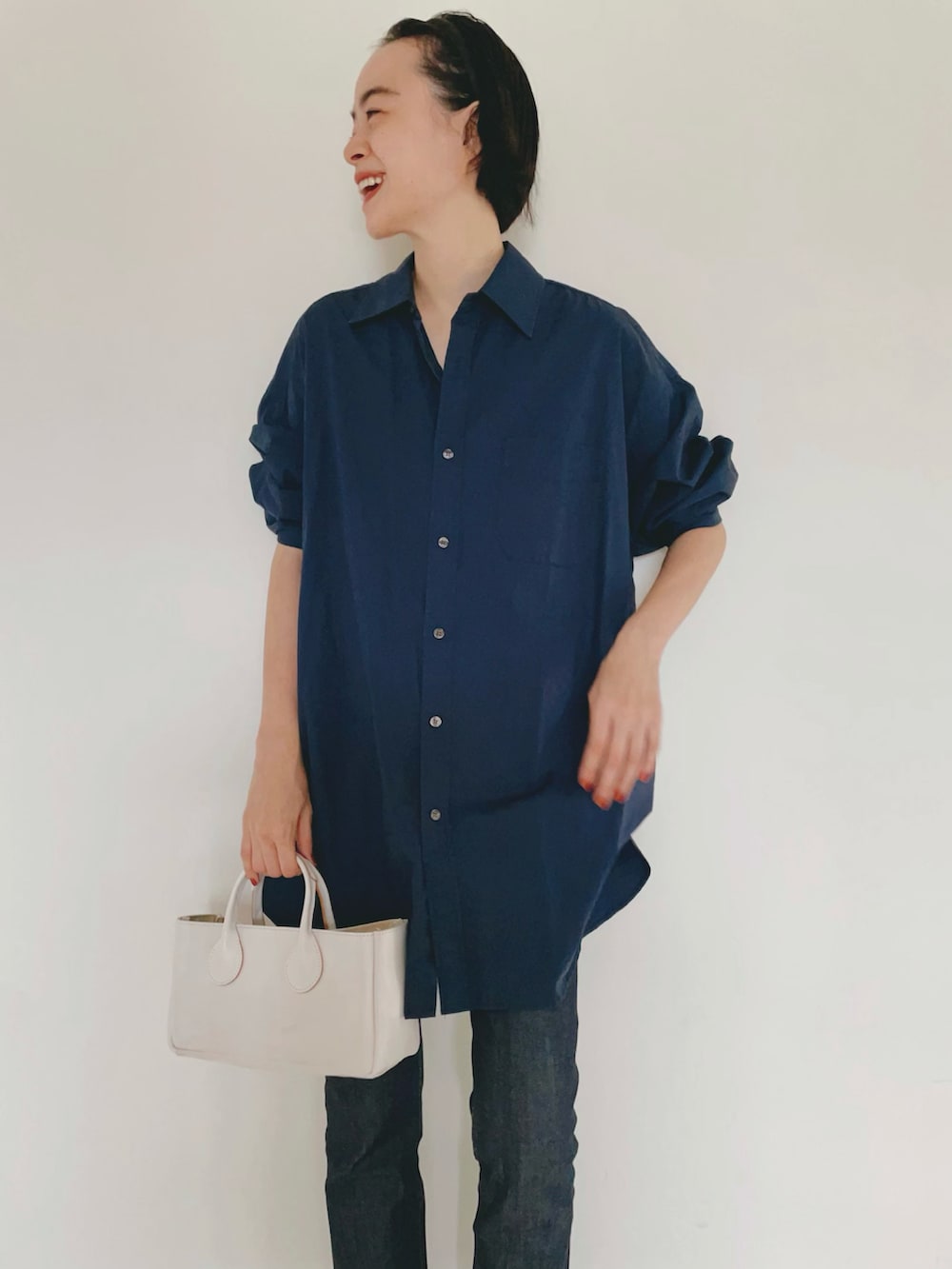 ブルー系のシャツ/ブラウス、ブルー系のデニムパンツ、ブラック系のローファーを着用したレディースの秋コーディネートの2枚目の写真