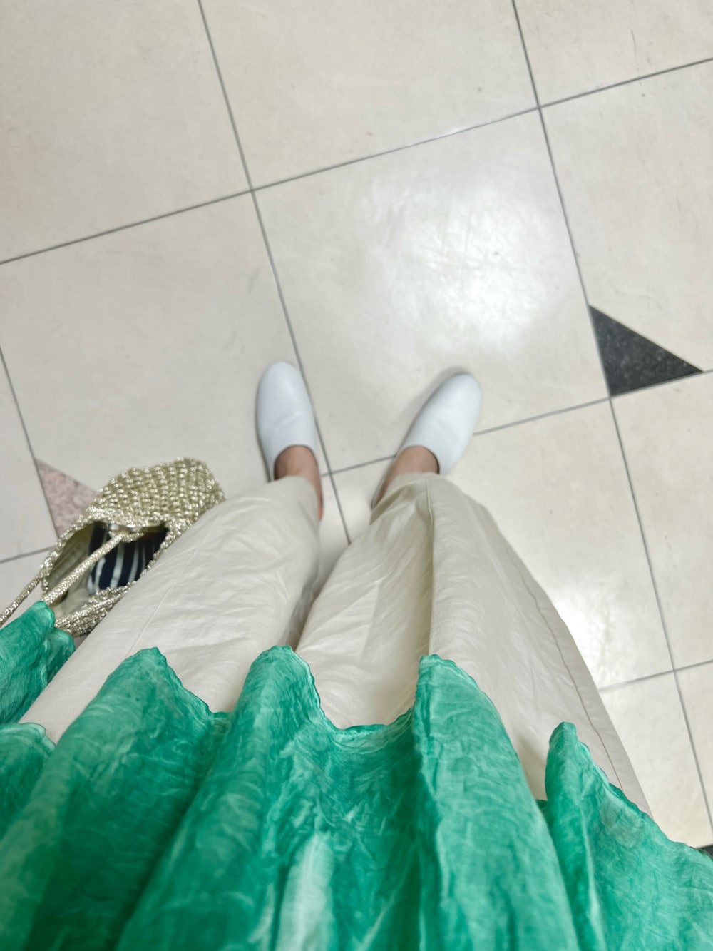 グリーン系のシャツ/ブラウス、シルバー系のかごバッグ、ホワイト系のその他パンツを着用したレディースの夏コーディネートの3枚目の写真