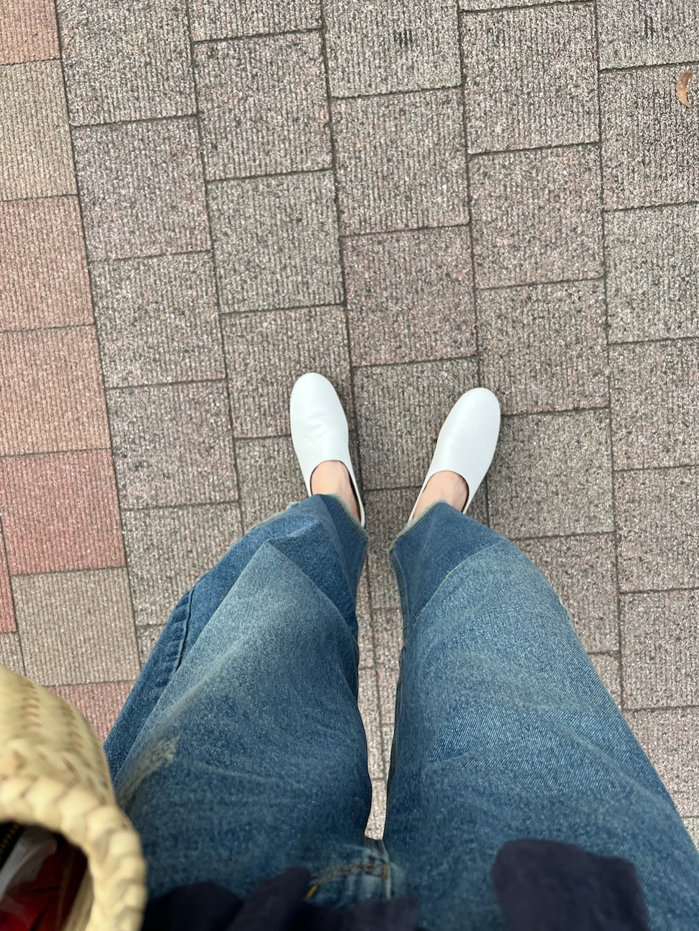 ブルー系のシャツ/ブラウス、ブルー系のデニムパンツ、ホワイト系のシューズを着用したレディースの夏コーディネートの2枚目の写真