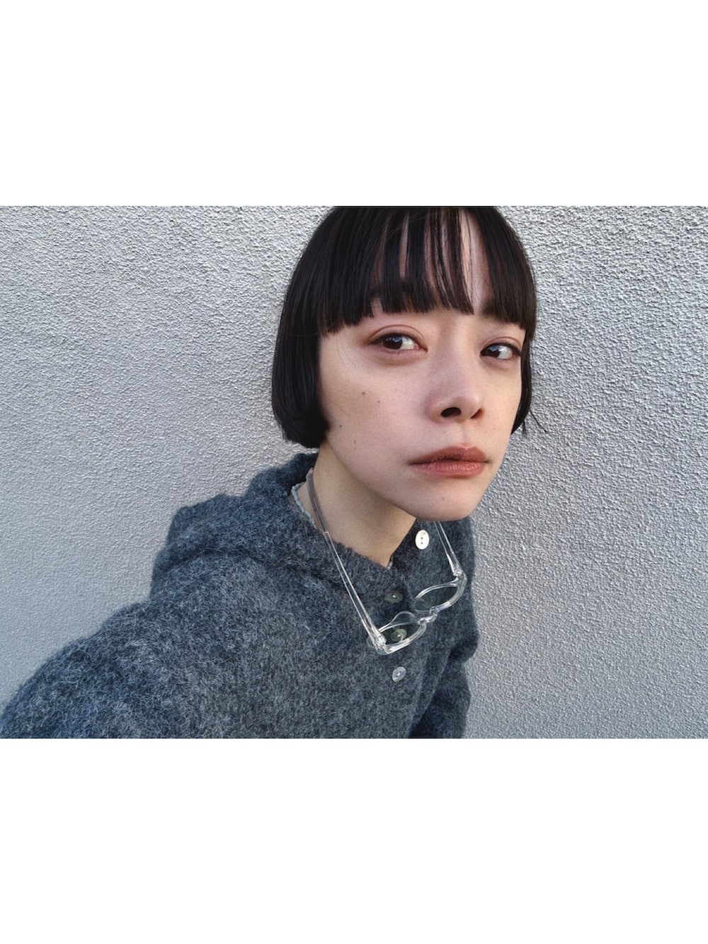 ブラック系のスカート、グレー系のニット/セーター、ブラック系のバレエシューズを着用したレディースの冬コーディネートの3枚目の写真