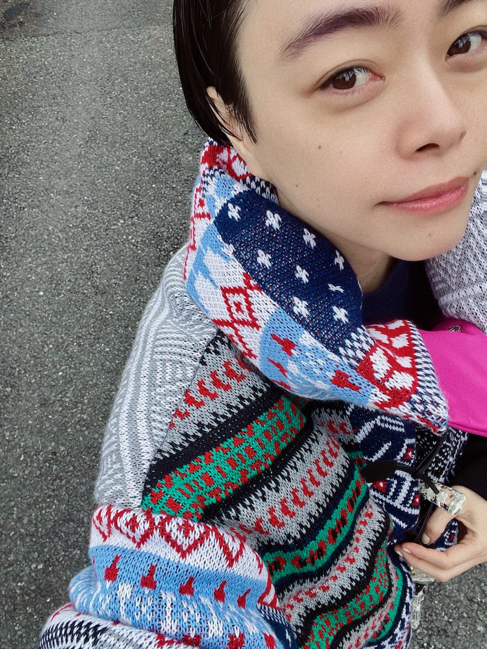 その他のジャケット/アウター、ブラック系のデニムパンツ、ブラック系のその他シューズを着用したレディースの冬コーディネートの3枚目の写真