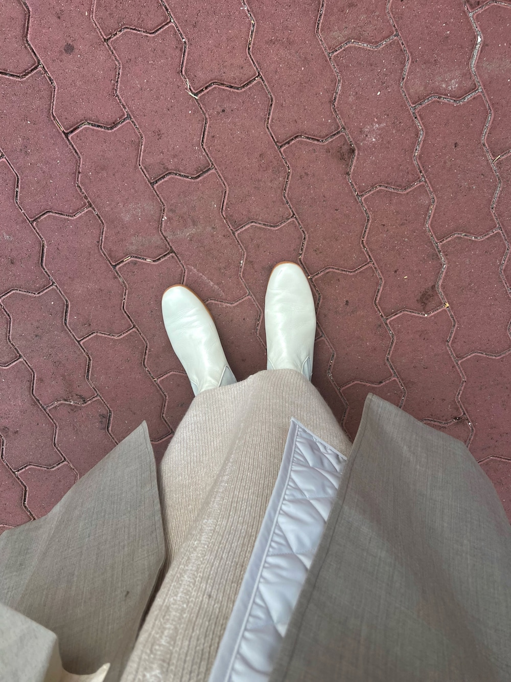 レッド系のバッグ、ベージュ系のジャケット/アウター、ベージュ系のワンピースを着用したレディースの秋コーディネートの4枚目の写真