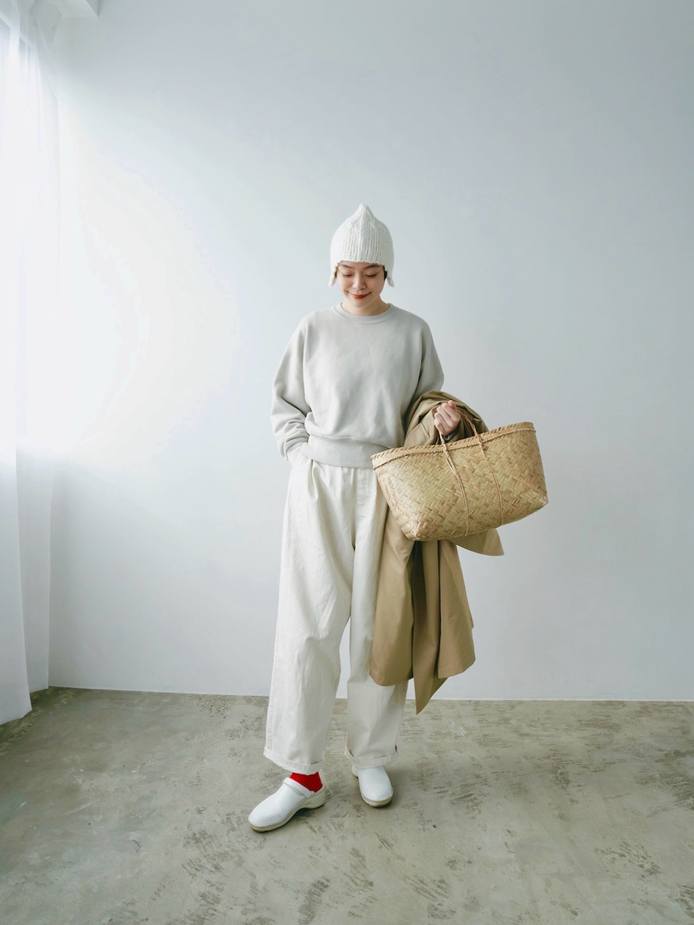 「シンプル、ワントーンコーデ、冬服、スウェット、ニット帽、白パンツ、かごバッグ、赤い靴下、ナチュラル、パンツスタイル、シンプルコーデ、シンプルスタイル、ママコーデ、Cacco」｜「Caccoのアイテム（帽子、ホワイト系）」を使った、Kanocoさん（レディース・170cm）の冬コーディネートの2枚目の写真