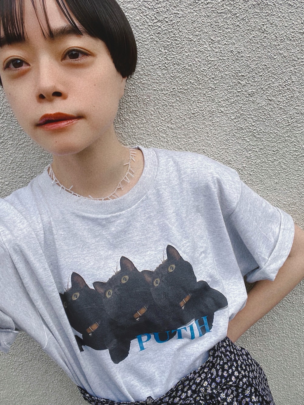 ブルー系のその他パンツ、シルバー系のサンダル、ホワイト系のネックレスを着用したレディースの夏コーディネートの3枚目の写真