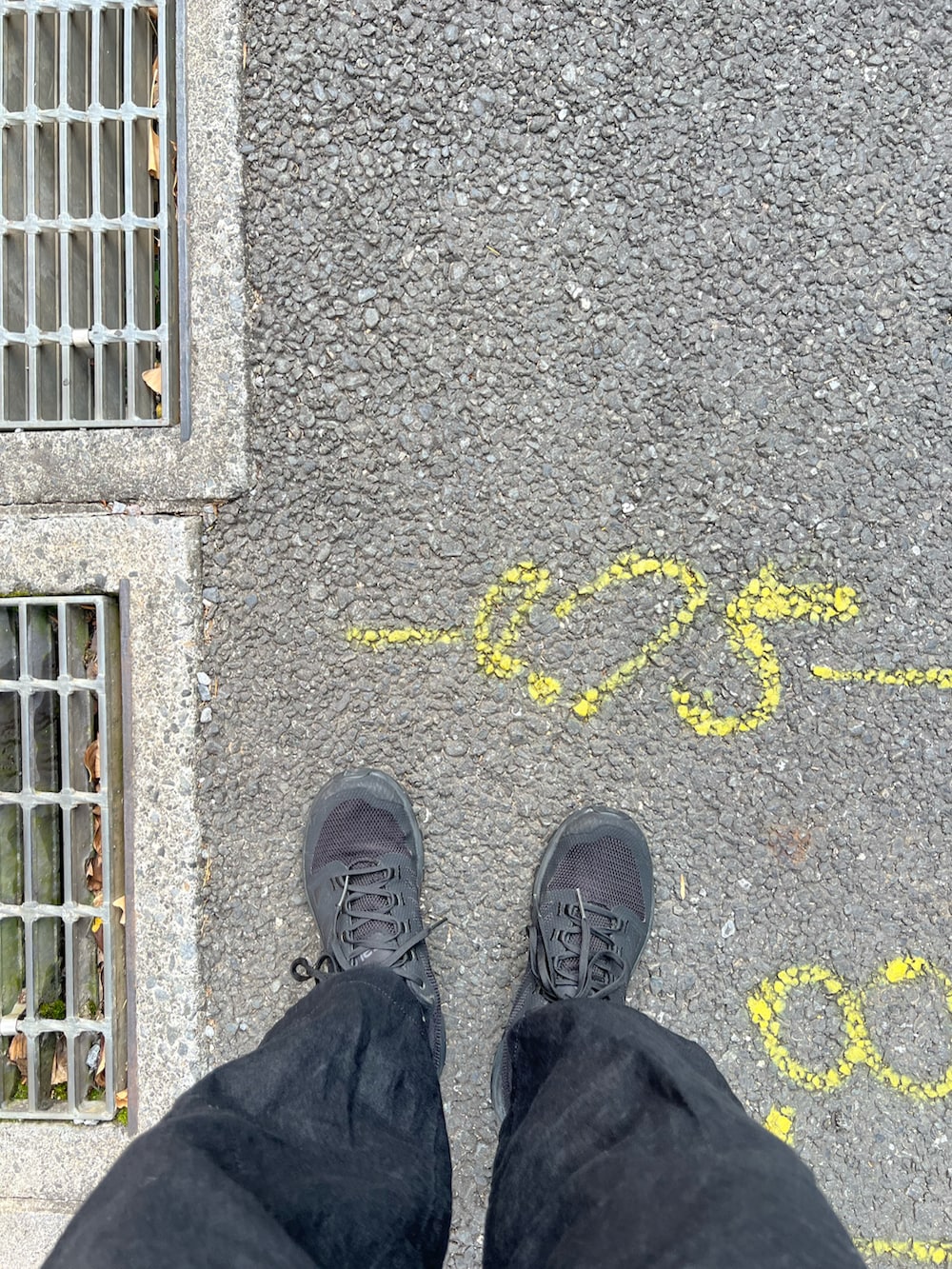 ブラック系のノーカラージャケット、ブラック系のニット/セーター、ブラック系のその他パンツを着用したレディースの冬コーディネートの2枚目の写真