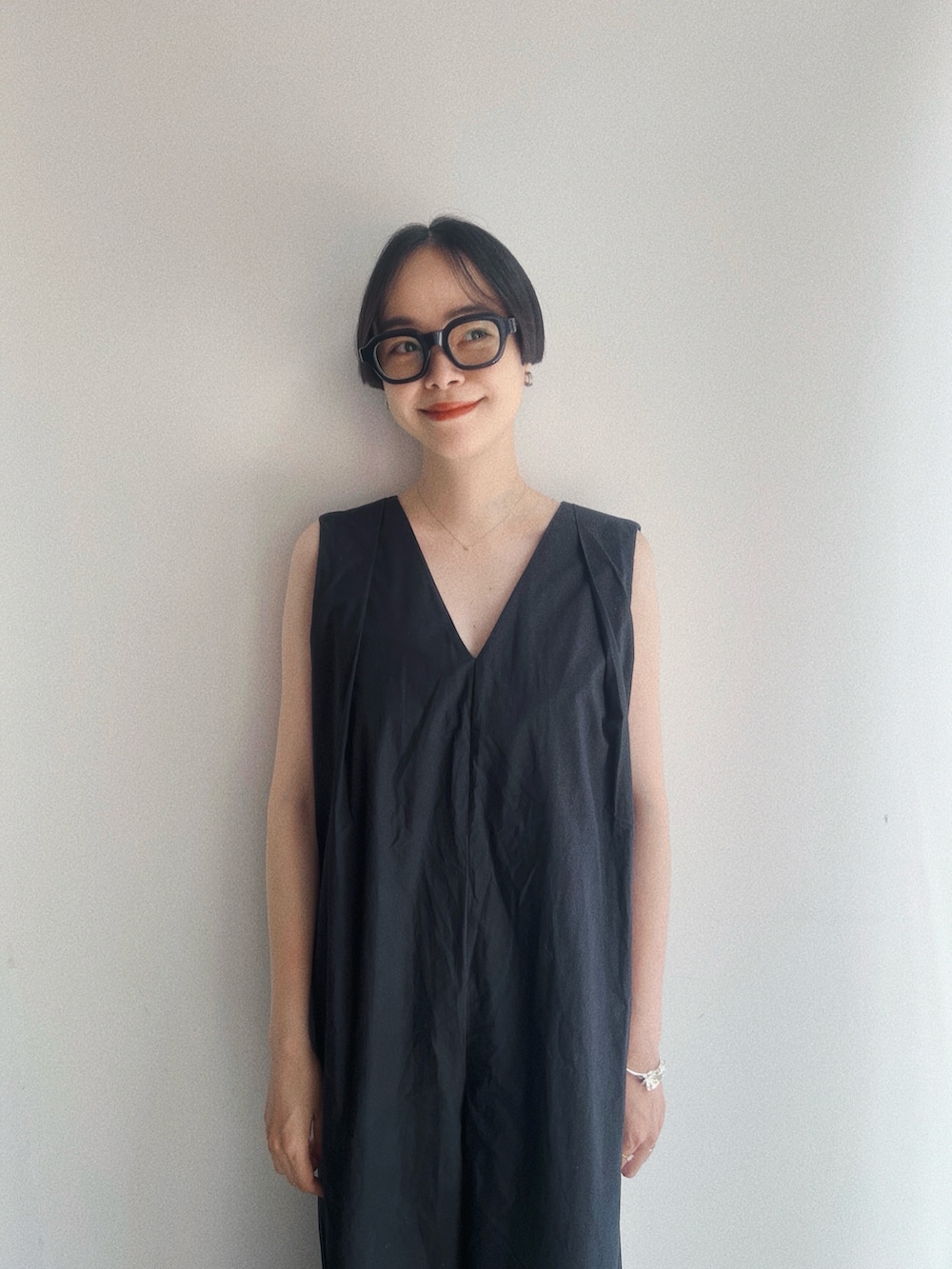 ブルー系のかごバッグ、ブラック系のつなぎ/オールインワン、ブラック系のサンダルを着用したレディースの夏コーディネートの2枚目の写真