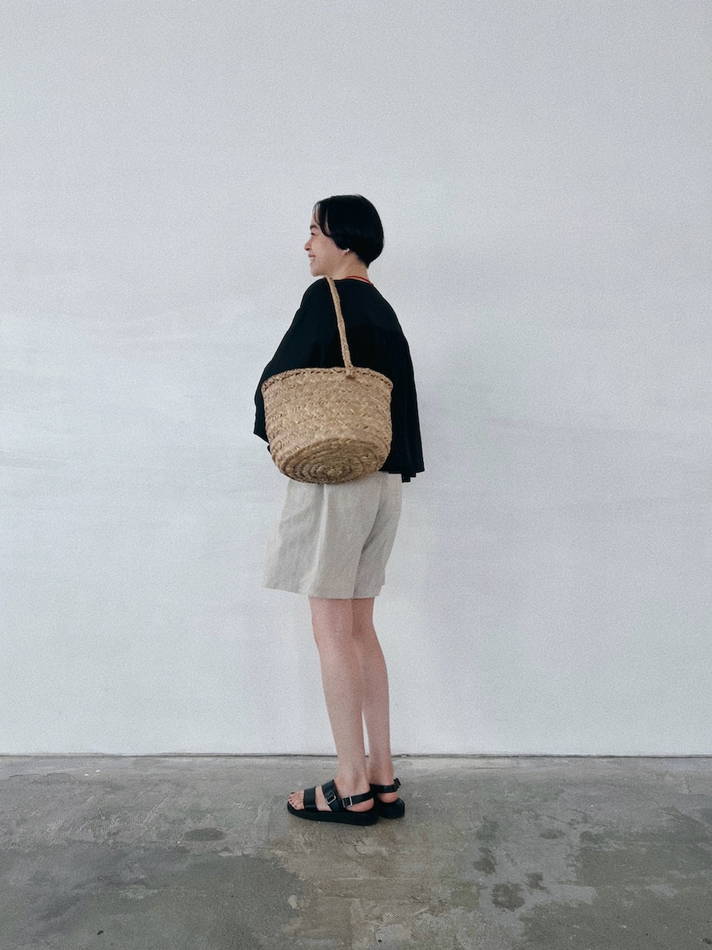 その他のシャツ/ブラウス、ベージュ系のその他パンツ、ブラック系のサンダルを着用したレディースの夏コーディネートの2枚目の写真