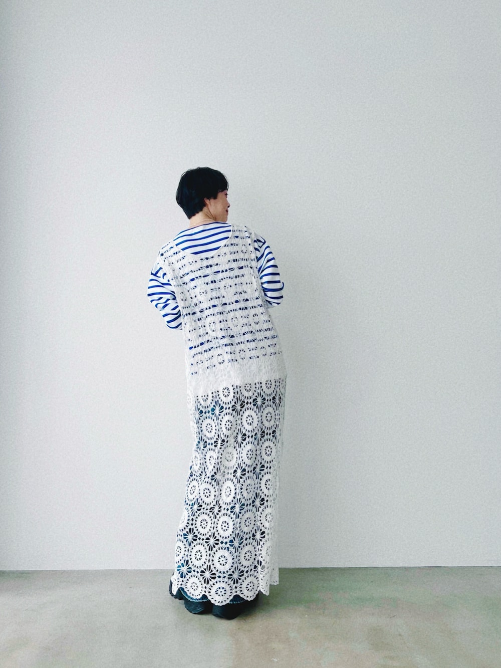 「大人カジュアルコーデ、春服、ボーダー、ボーダートップス、デニム、シンプル、ナチュラル、古着MIX、Cacco、レースワンピース、ママコーデ、オトナカジュアル」｜「Caccoのアイテム（Tシャツ/カットソー、ブルー系）」を使った、Kanocoさん（レディース・170cm）の春コーディネートの2枚目の写真