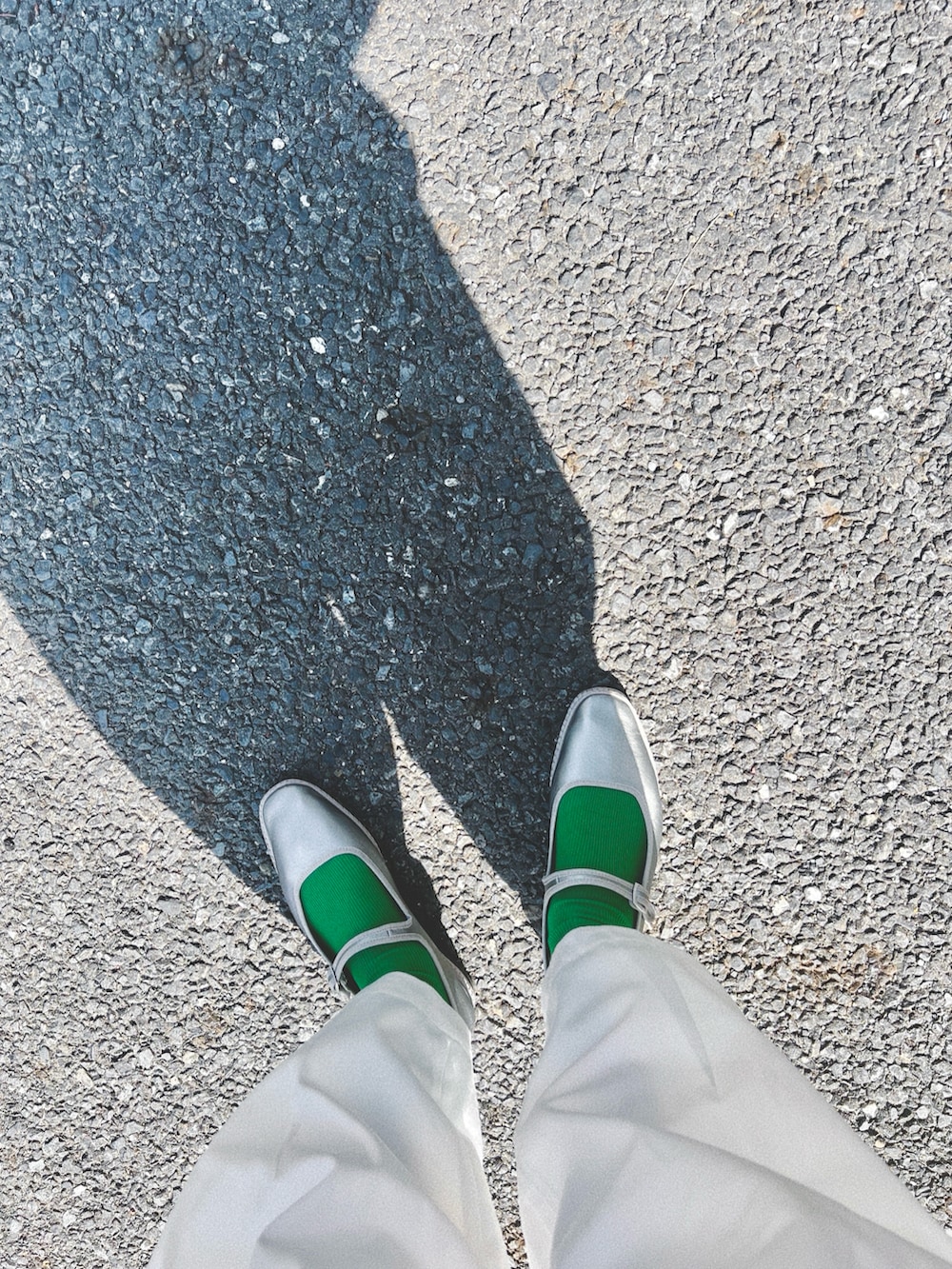 ホワイト系のシャツ/ブラウス、ホワイト系のパンツ、グレー系のシューズを着用したレディースの春コーディネートの3枚目の写真