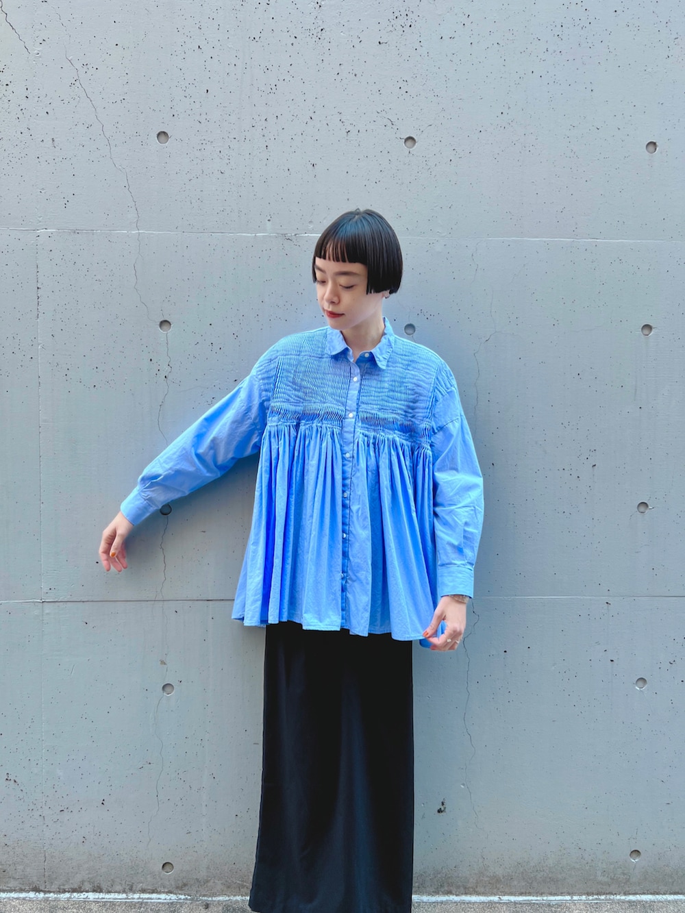 ブルー系のシャツ/ブラウス、ブラック系のスカート、シルバー系のスリッポンを着用したレディースの冬コーディネートの3枚目の写真