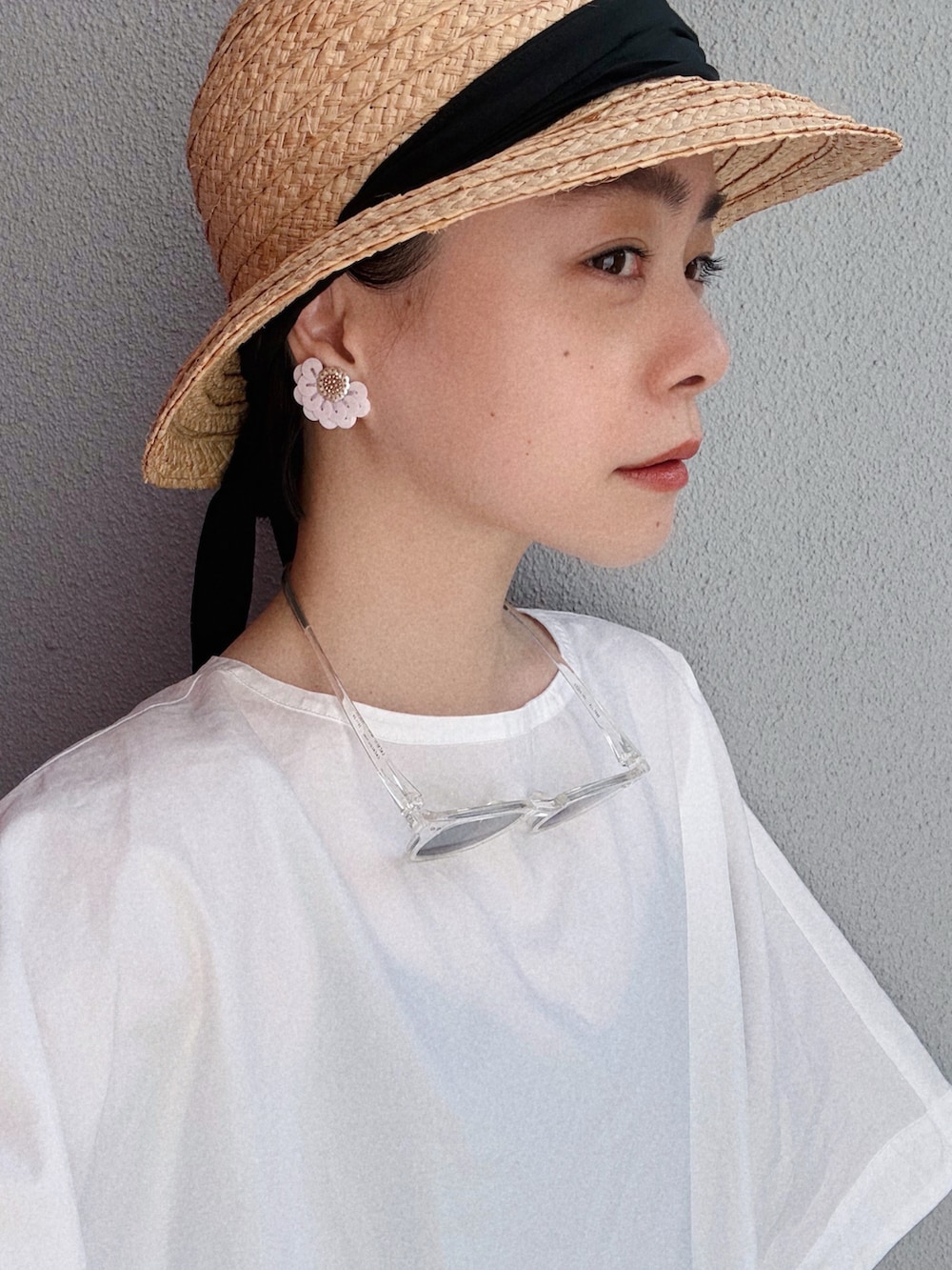 ホワイト系のシャツ/ブラウス、ブラック系のパンツ、ブラック系のサンダルを着用したレディースの夏コーディネートの3枚目の写真