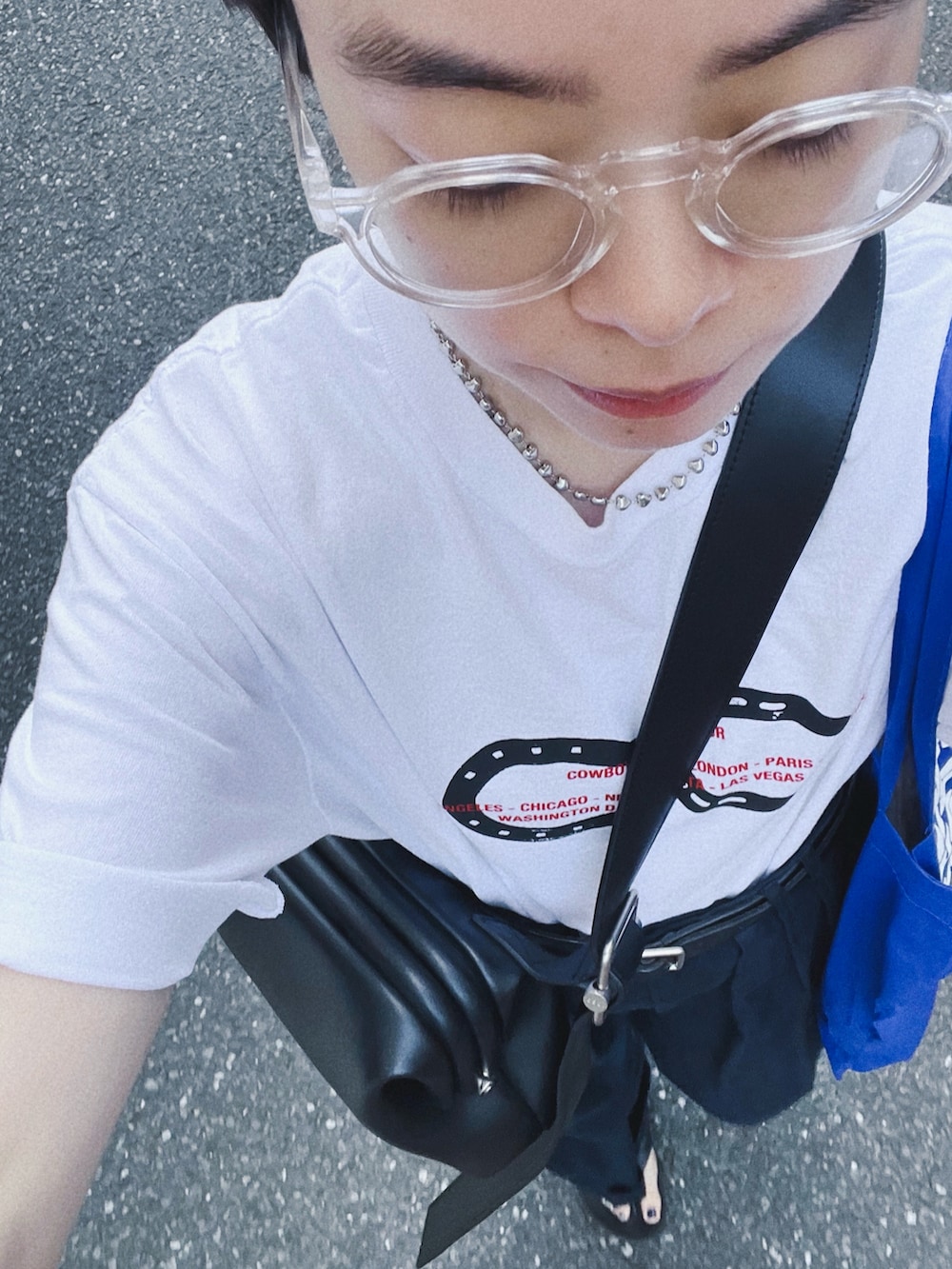 ホワイト系のTシャツ/カットソー、ブルー系のスラックス、ブルー系のトートバッグを着用したレディースの夏コーディネートの3枚目の写真