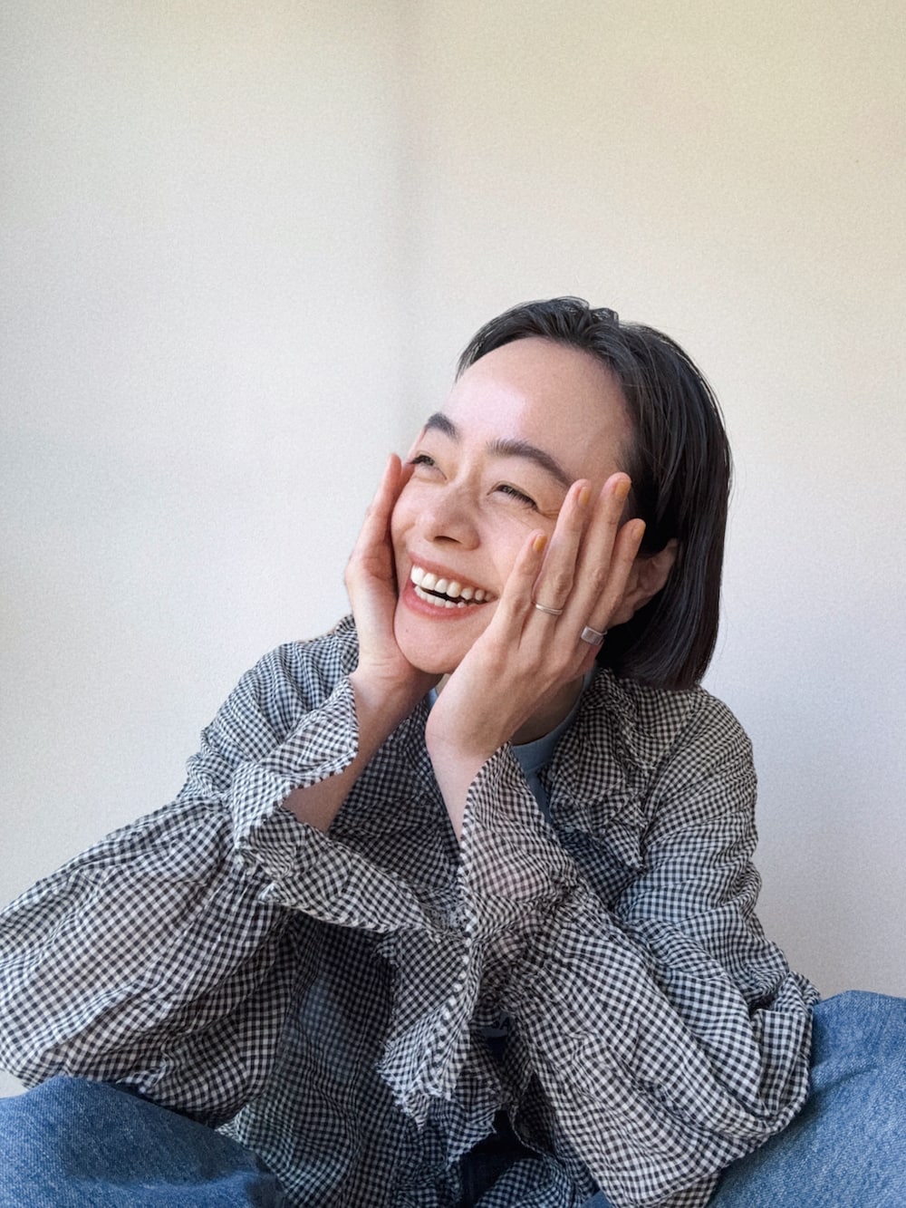 その他のシャツ/ブラウスを着用したレディースの春コーディネートの3枚目の写真