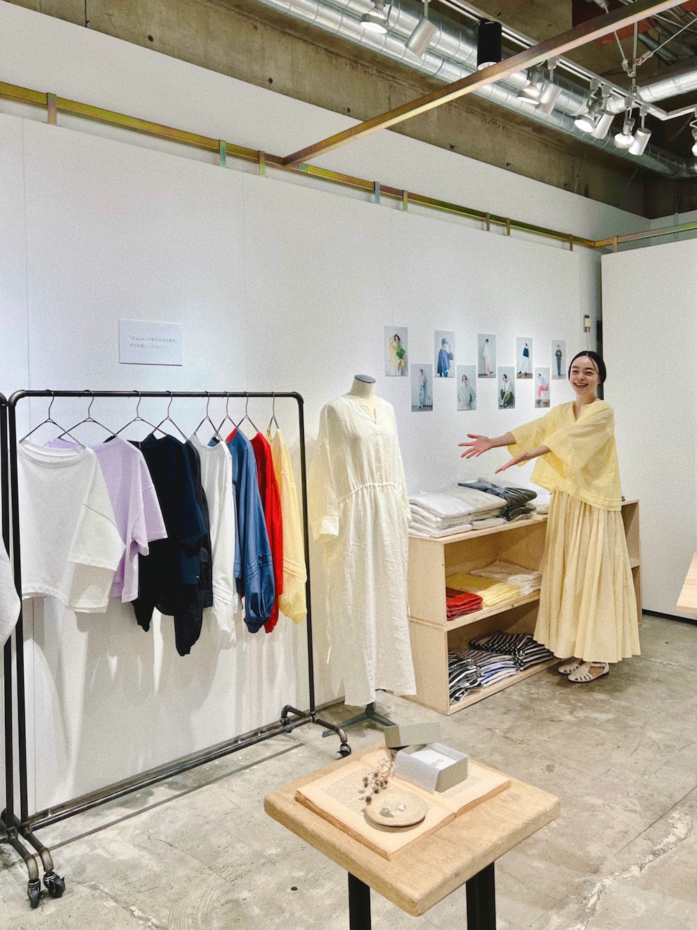 その他のシャツ/ブラウス、ピンク系のスカート、ホワイト系のサンダルを着用したレディースの春コーディネートの2枚目の写真