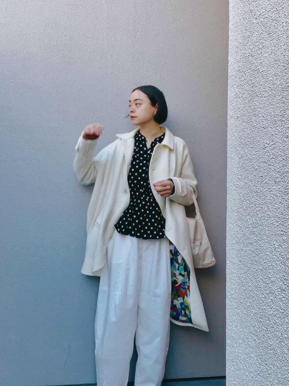 「シンプル、春服、カジュアルコーデ、ドット、水玉、白パンツ、モノトーン、シンプルコーデ、ナチュラル、ママコーデ、シンプルスタイル」｜「JOURNAL STANDARD LUXEのドット スタンドブラウス（シャツ/ブラウス、ブラック系）」を使った、Kanocoさん（レディース・170cm）の春コーディネートの2枚目の写真