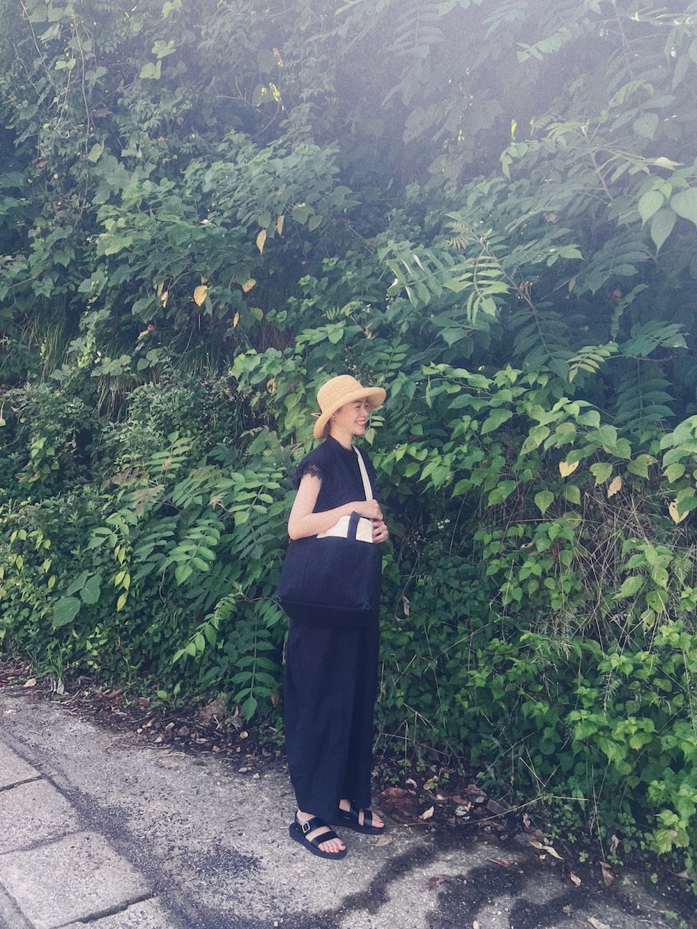 ブラック系のつなぎ/オールインワン、ブラック系のバッグ、ブラック系のサンダルを着用したレディースの夏コーディネートの2枚目の写真