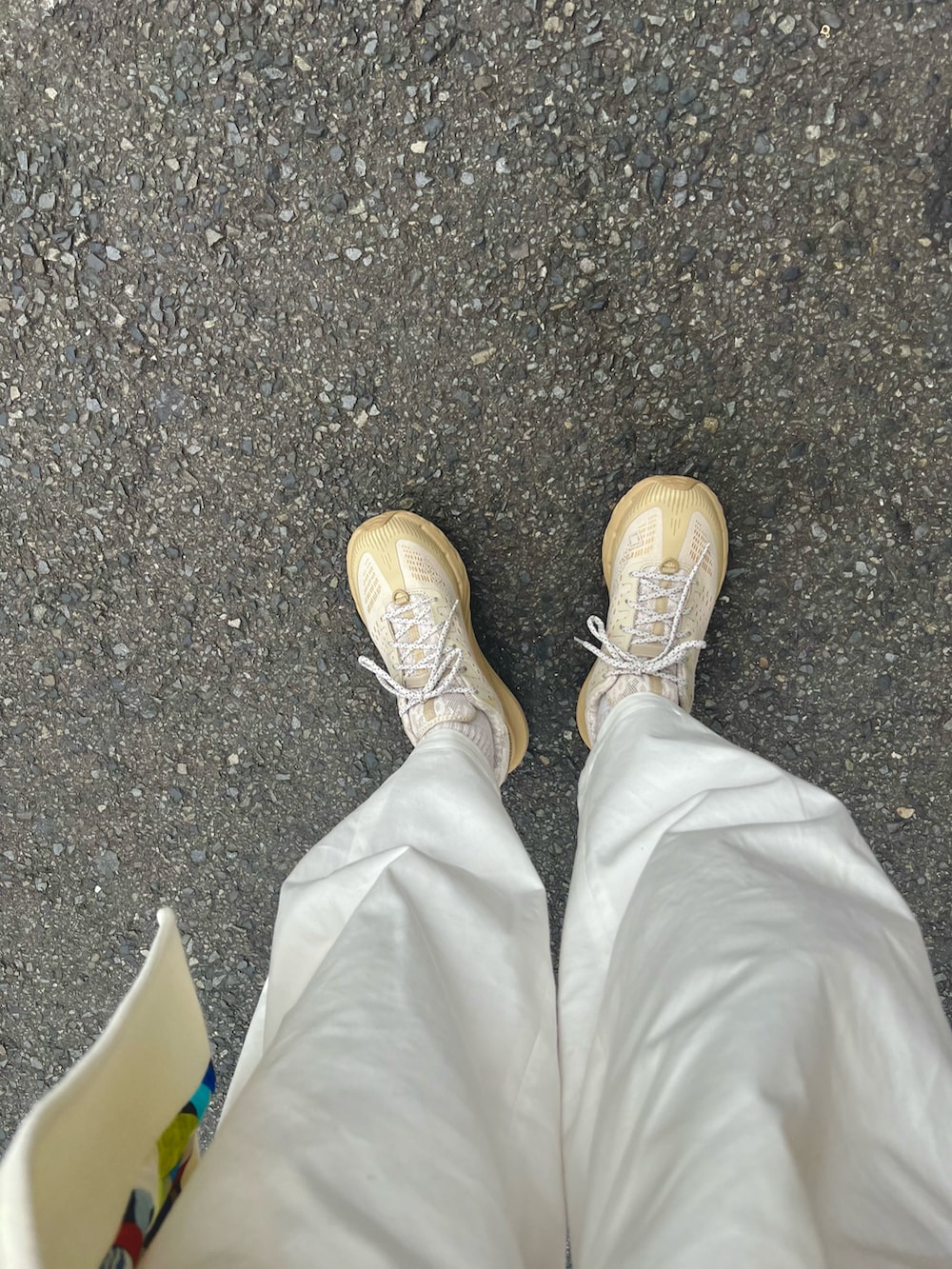 ホワイト系のパンツ、ホワイト系のジャケット/アウター、グレー系のニット/セーターを着用したレディースの冬コーディネートの2枚目の写真